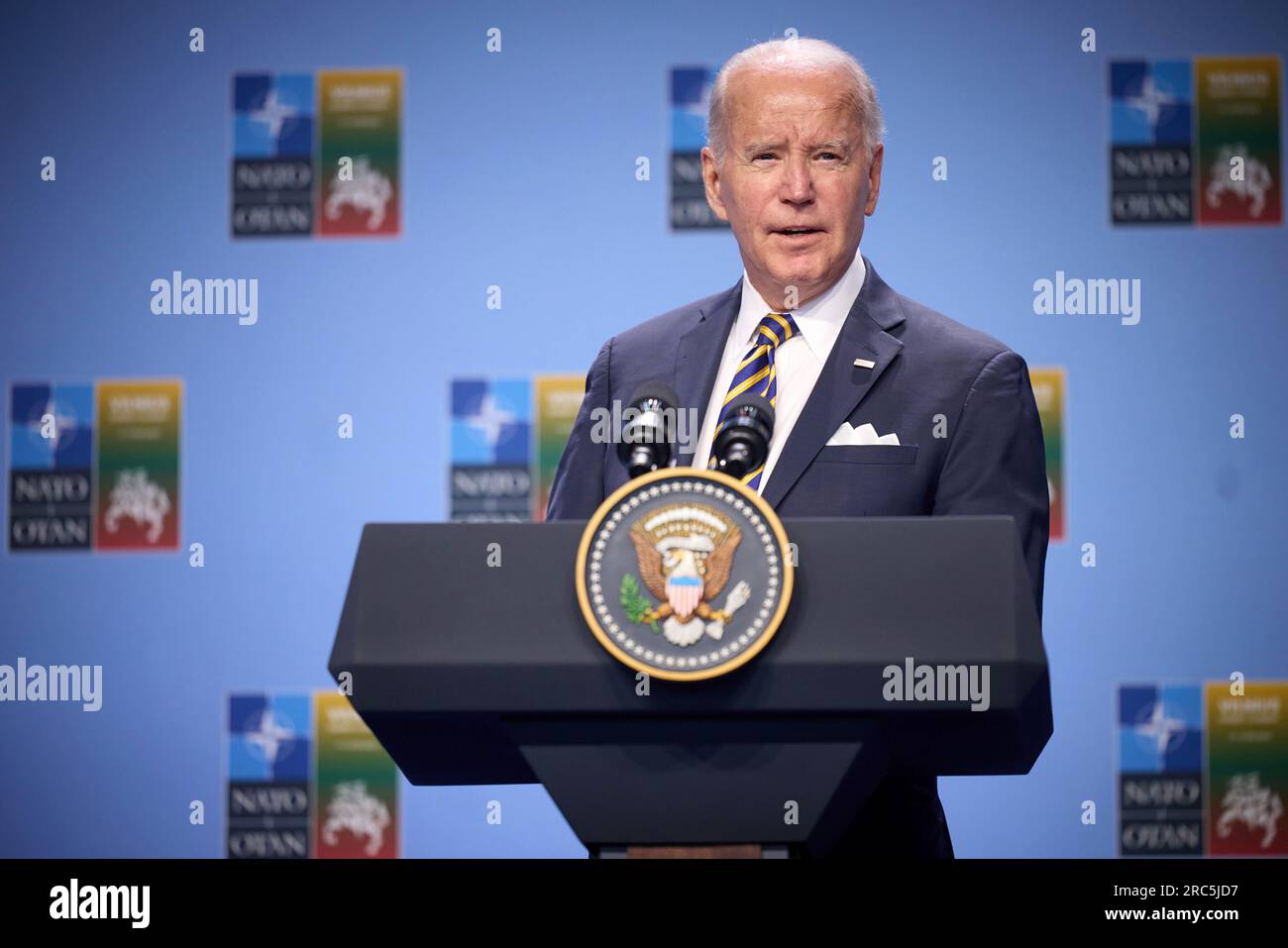 Vilnius, Lituanie. 12 juillet 2023. ÉTATS-UNIS Le président Joe Biden prend la parole lors d’une conférence de presse conjointe organisée par les dirigeants du G-7 à la suite de la deuxième journée du Sommet de l’OTAN, le 12 juillet 2023 à Vilnius, en Lituanie. Les pays du Groupe des sept (G7) ont signé mercredi à Vilnius, en Lituanie, une déclaration commune en faveur de l’Ukraine, où l’OTAN tenait un sommet de deux jours. Photo du bureau de presse du président ukrainien/ crédit : UPI/Alamy Live News Banque D'Images