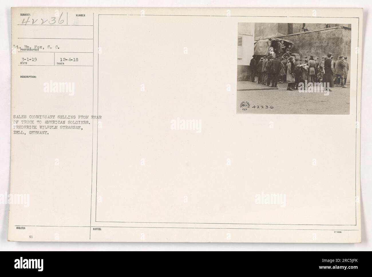 Un camion de vente commissionnaire fournissant des marchandises aux soldats américains à Zell, en Allemagne. La photographie, prise le 1 mars 1919, représente le lieutenant Fox, S.C. Il a reçu le numéro d'identification 111-SC-42236 et a été délivré le 4 décembre 1918. Banque D'Images