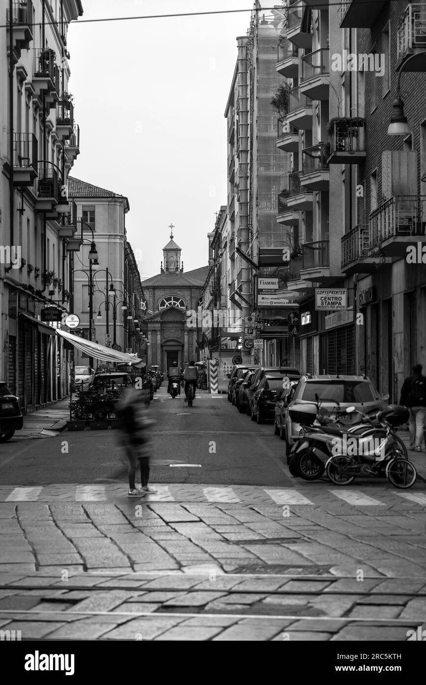 Turin, Italie - 27 mars 2022 : Architecture italienne typique et vue sur la rue à Turin, Piémont, Italie. Banque D'Images