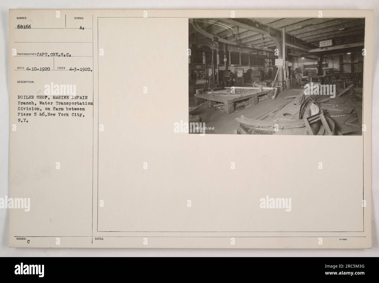 Boiler Shop de la Marine Repair Branch de la Division du transport par eau, situé sur une ferme entre les piliers 5 et 6 à New York. L'image est numérotée 68166, prise par le photographe Capt. Cox S.C. La description comprend la date de réception (10 avril 1920) et la date de délivrance (3 avril 1920). Il y a une note mentionnant la sécurité mais aucun détail supplémentaire n'est fourni. Banque D'Images