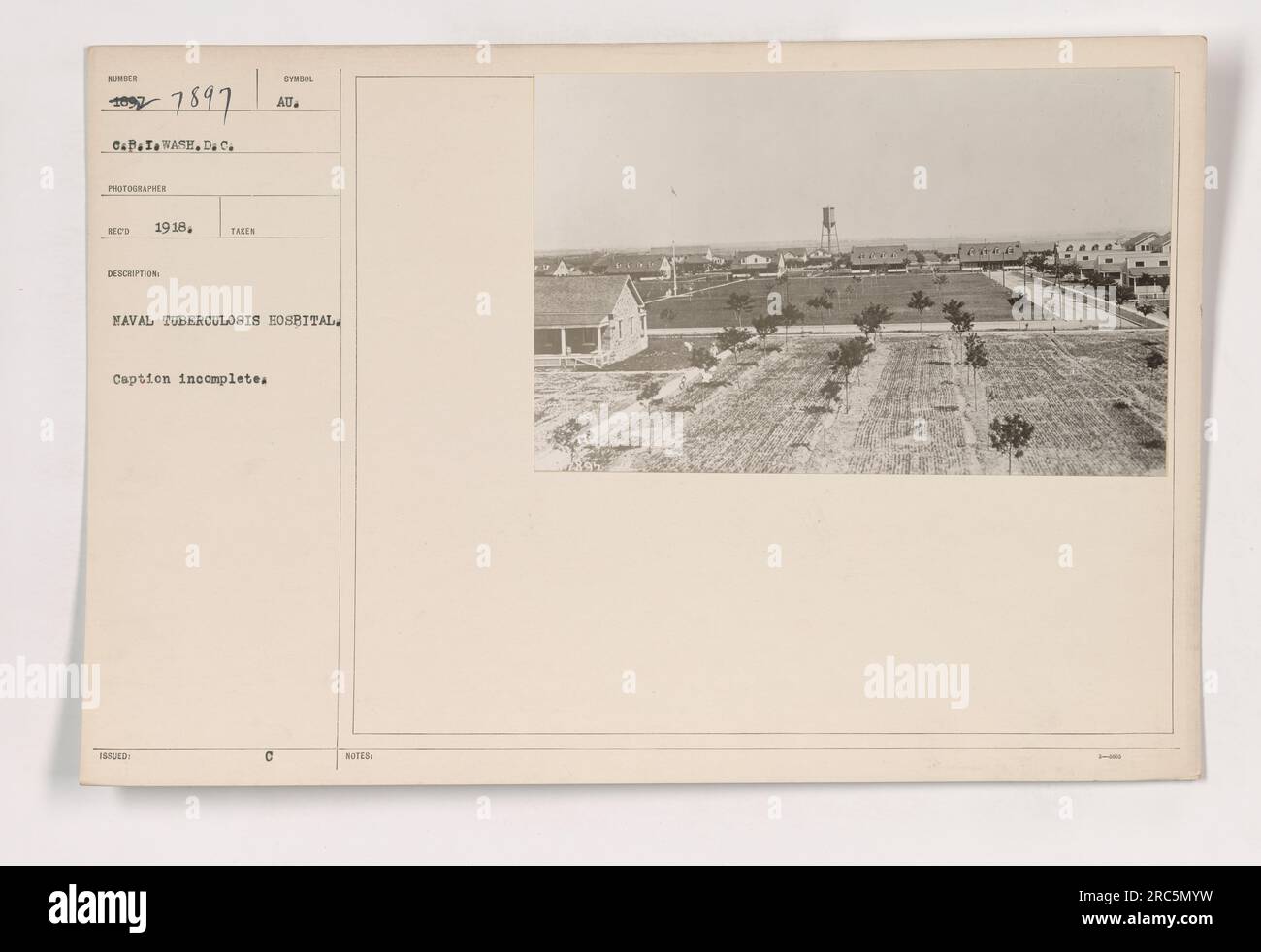 Cette photographie (111-SC-7897) capture l'hôpital naval de tuberculose pendant la première Guerre mondiale L'hôpital était situé dans un endroit anonyme, peut-être à Washington, DC L'image est datée de septembre 1918. La légende est incomplète, peut-être parce que l'image fait partie d'une plus grande série de photographies. Il y a une référence à 'Syndol NAVAL TUBERCULOSIS HOSPITAL', ce qui n'est pas clair. Des notes supplémentaires sont mentionnées, mais aucun détail supplémentaire n'est fourni. Banque D'Images