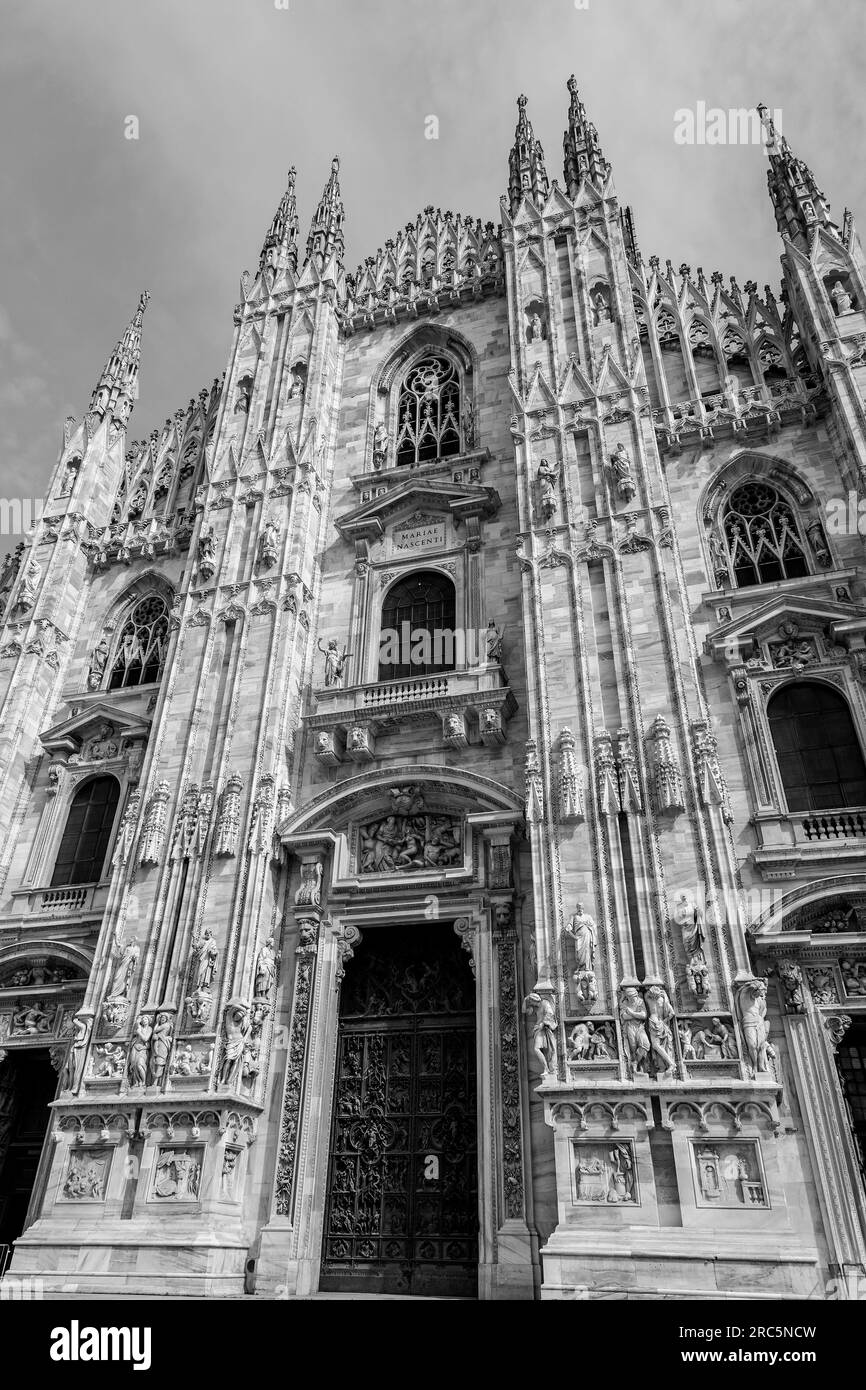 Milan, Italie-29 mars 2022 : la cathédrale de Milan ou cathédrale métropolitaine-basilique de la Nativité de Sainte-Marie est une cathédrale majeure de Milan. Banque D'Images