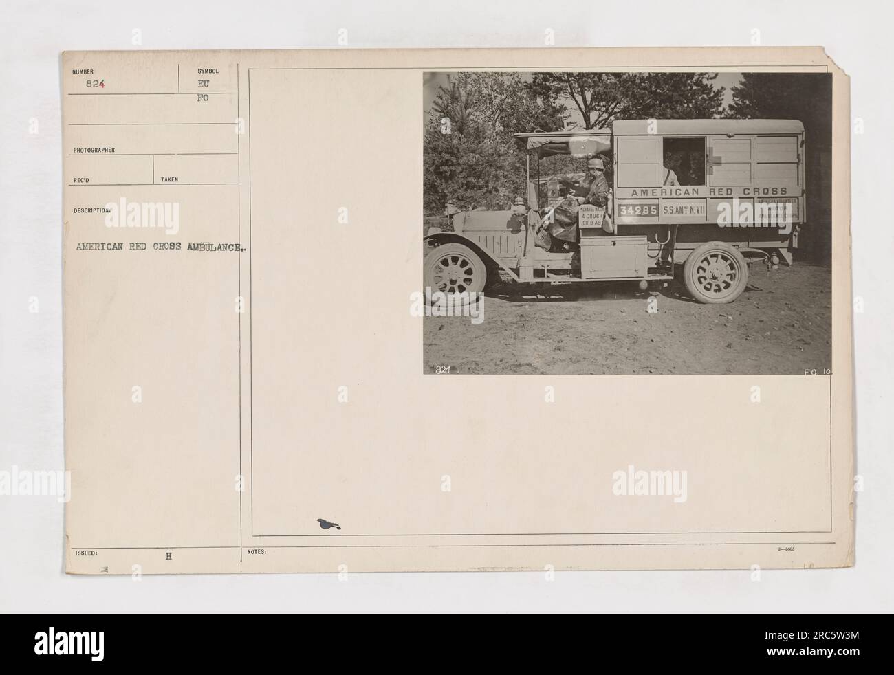 Ambulance de la Croix-Rouge américaine en France pendant la première Guerre mondiale. L'ambulance, marquée 824, est vue garée devant un bâtiment. Le symbole de la Croix-Rouge américaine est bien visible sur le véhicule. Cette ambulance appartient à la 342nd Motor Ambulance Company, qui fait partie de la 50th Sanitary train division. Banque D'Images