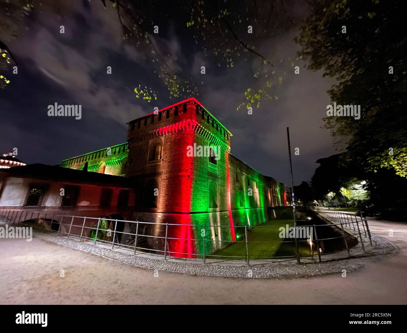 Milan, Italie - 1 AVRIL 2022 : le Castello Sforzesco est une fortification médiévale située à Milan. Construit au 15e siècle par Francesco Sforza, duc Banque D'Images