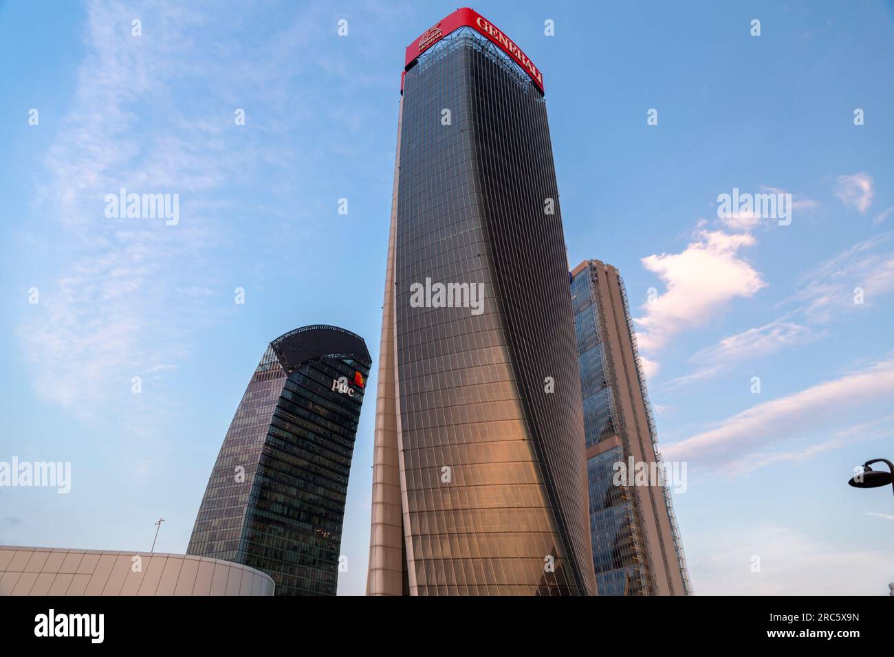 Milan, Italie - Mars 31 2022 : CityLife abrite des immeubles d'appartements de luxe et des gratte-ciel avant-gardistes, des boutiques à la mode, des restaurants mondiaux, et un Banque D'Images