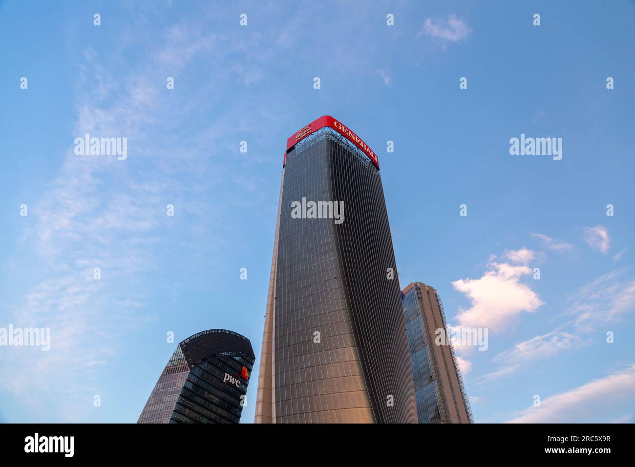 Milan, Italie - Mars 31 2022 : CityLife abrite des immeubles d'appartements de luxe et des gratte-ciel avant-gardistes, des boutiques à la mode, des restaurants mondiaux, et un Banque D'Images