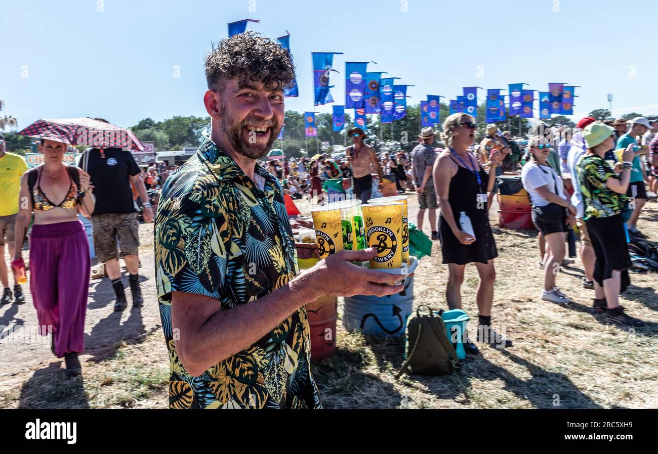 Homme livrant de la bière au Glastonbury Festival UK Banque D'Images