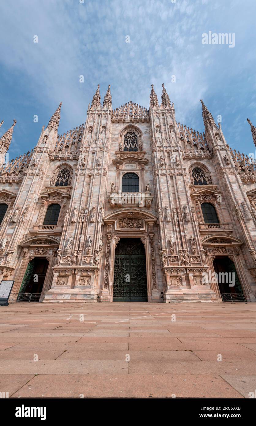 Milan, Italie-29 mars 2022 : la cathédrale de Milan (en italien : Duomo di Milano, Lombard : Domm de Milan, ou Cathédrale Métropolitaine-Basilique de la Nativité Banque D'Images