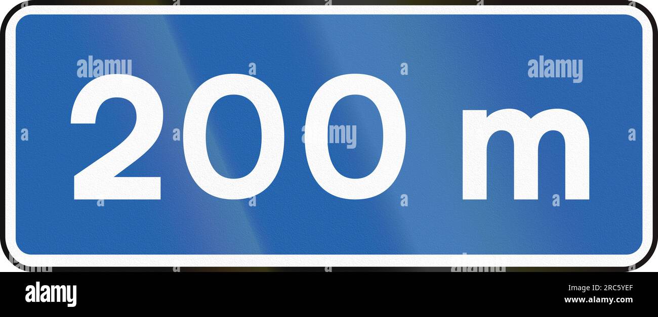 Panneau supplémentaire de panneau de signalisation islandais pour spécifier la signification des autres signaux : 200 mètres avant. Banque D'Images