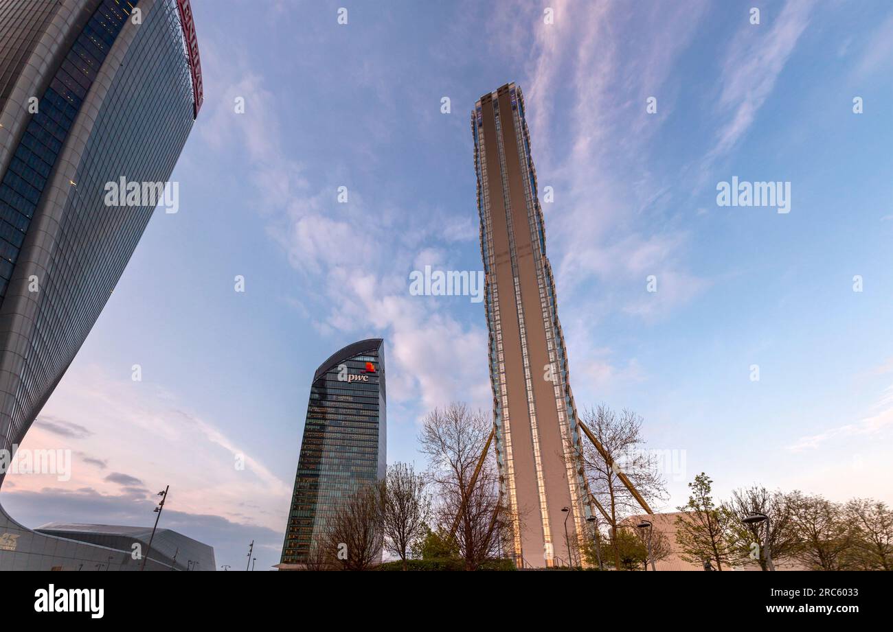 Milan, Italie - Mars 31 2022 : CityLife abrite des immeubles d'appartements de luxe et des gratte-ciel avant-gardistes, des boutiques à la mode, des restaurants mondiaux, et un Banque D'Images