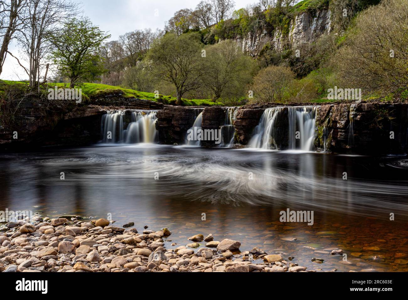 Vue imprenable sur le paysage et la cascade prises dans le North Yorkshire Banque D'Images