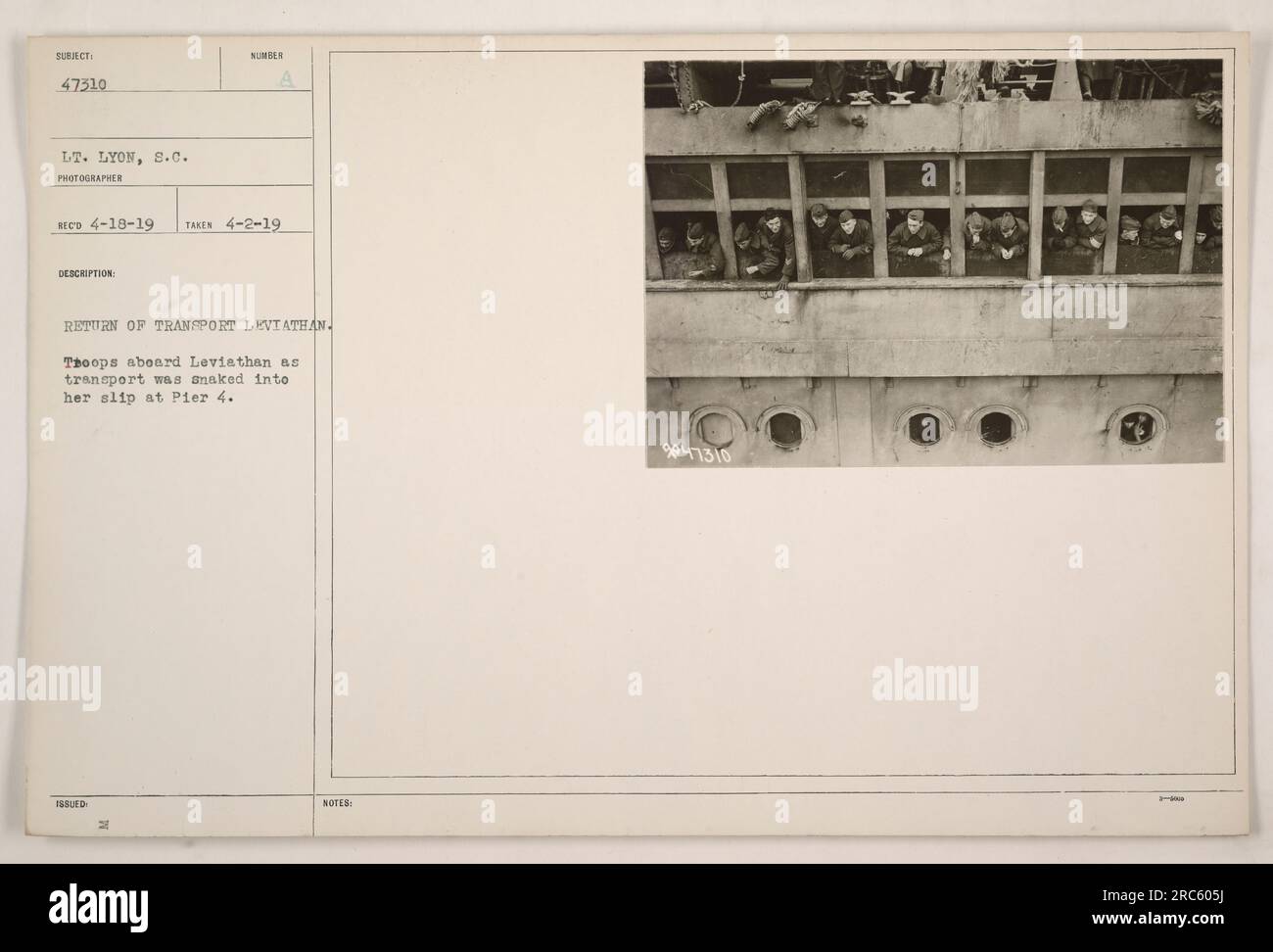 Les troupes retournent à bord du navire de transport Leviathan alors qu'il accoste au quai 4 en 1919. La photographie capture la scène pendant que le navire est manoeuvré en place. L'image fait partie de la collection de photographies des activités militaires américaines pendant la première Guerre mondiale. Banque D'Images