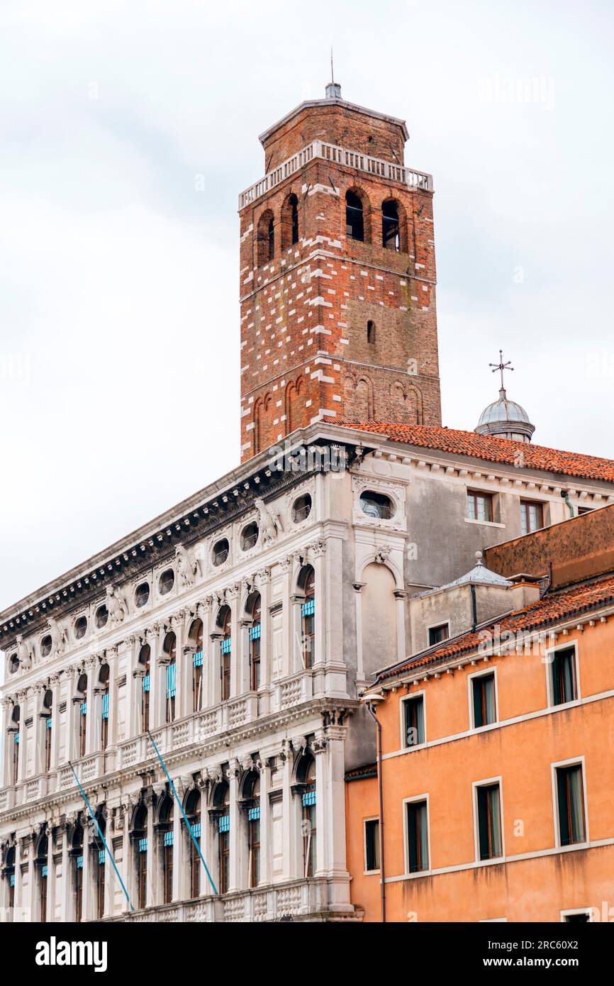 Architecture vénitienne typique et vue sur la rue depuis Venise, Italie. Banque D'Images