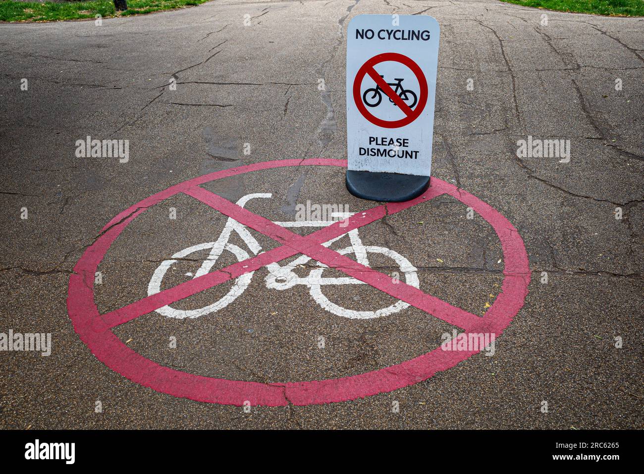 Pas de panneaux cyclables dans un parc londonien. Banque D'Images