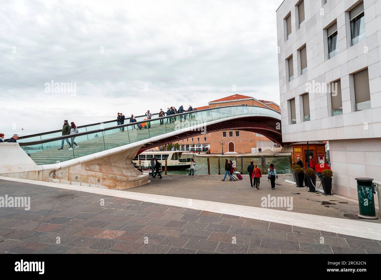 Venise, Italie - 2 avril 2022 : le Ponte della Costituzione est le quatrième pont sur le Grand Canal de Venise. Conçu par Santiago Calatrava, et W Banque D'Images