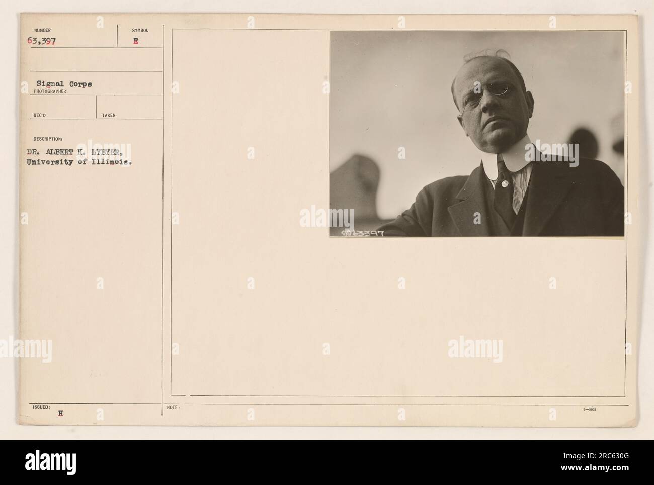 Albert H. Lybyer de l'Université de l'Illinois pose pour une photographie pendant la première Guerre mondiale. Il est vu tenant un papier avec le numéro 63 397 signifiant son identification avec le signal corps. La photographie a été prise par un photographe nommé REC D. l'image est étiquetée avec la description 'Dr. ALPERT H. LYBYER, Université de l'Illinois et porte la note '943397 - SYMBOLE H B.' Banque D'Images