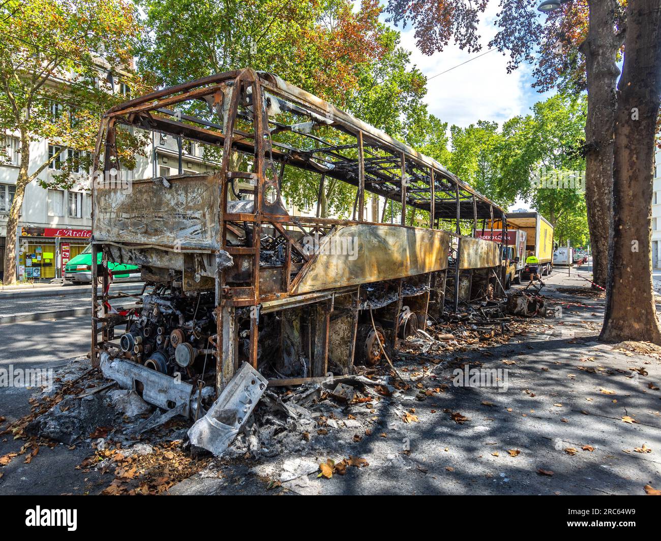 Bus détruit après une manifestation anti-émeute rue Grammont dans le centre-ville - Tours, Indre-et-Loire (37), France. Banque D'Images