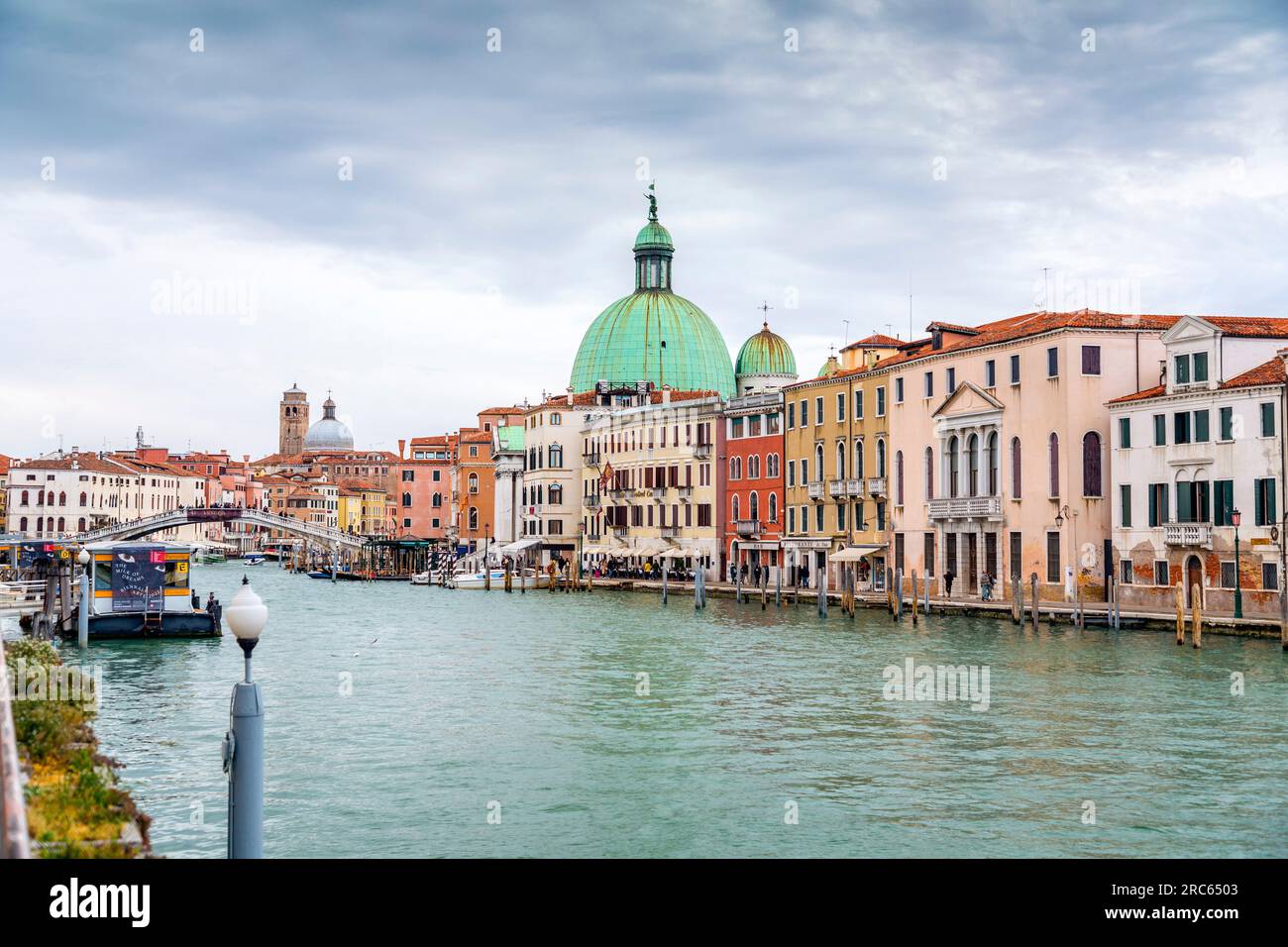 Venise, Italie - 2 avril 2022 : San Simeone Piccolo, également appelé San Simeone e Giuda est une église dans le sestiere de Santa Croce à Venise, Vénétie, Ital Banque D'Images