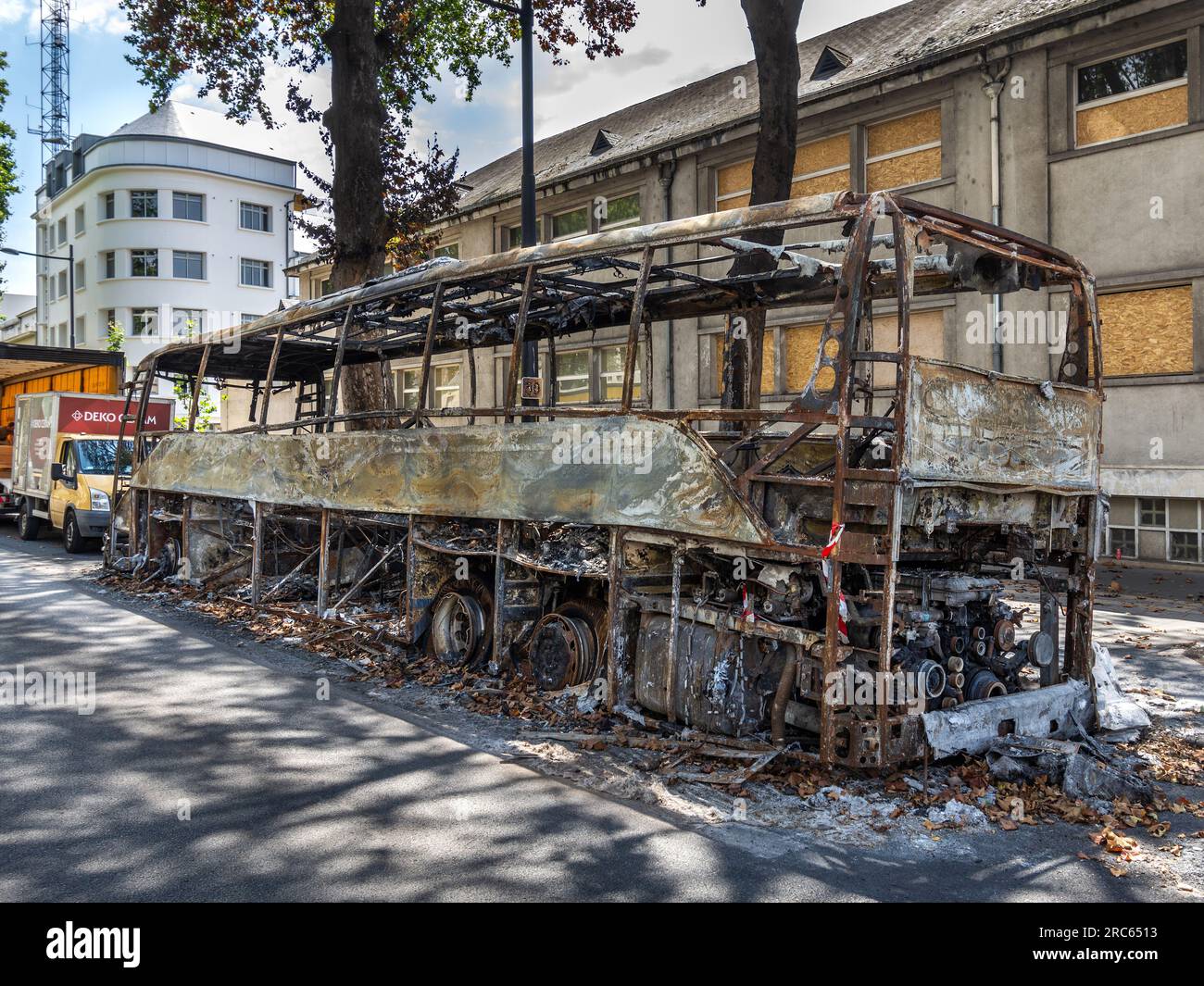 Bus détruit après une manifestation anti-émeute rue Grammont dans le centre-ville - Tours, Indre-et-Loire (37), France. Banque D'Images