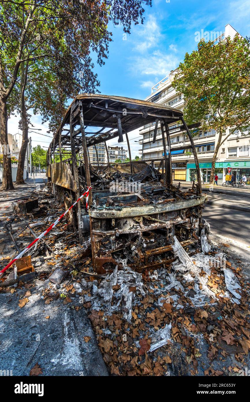 Bus détruit après une manifestation anti-émeute rue Grammont dans le centre-ville - Tours, Indre-et-Loire (37), France. Banque D'Images