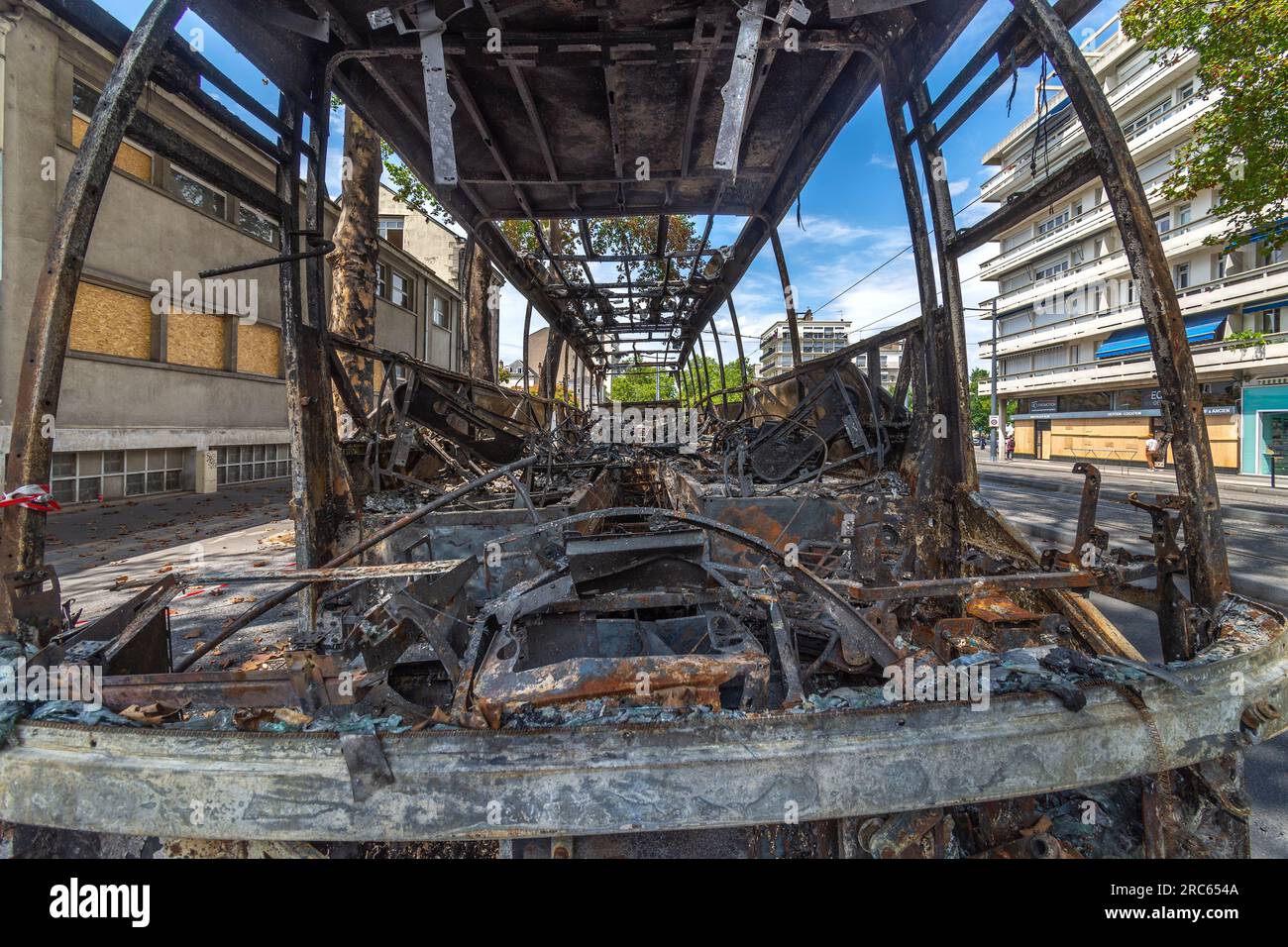 Bus détruit après une manifestation anti-émeute rue Grammont dans le centre-ville - Tours, Indre-et-Loire (37), France. Banque D'Images