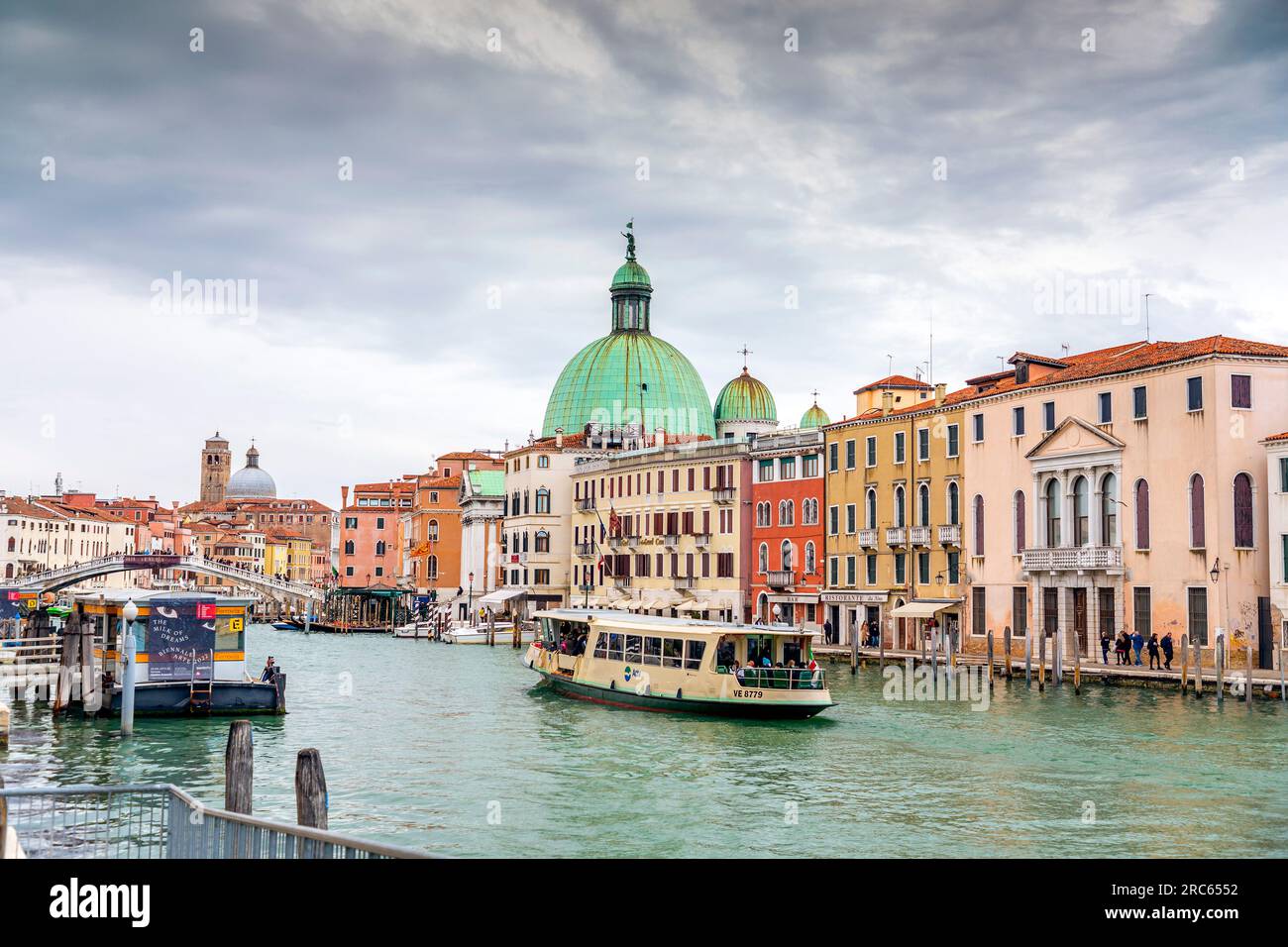 Venise, Italie - 2 avril 2022 : San Simeone Piccolo, également appelé San Simeone e Giuda est une église dans le sestiere de Santa Croce à Venise, Vénétie, Ital Banque D'Images