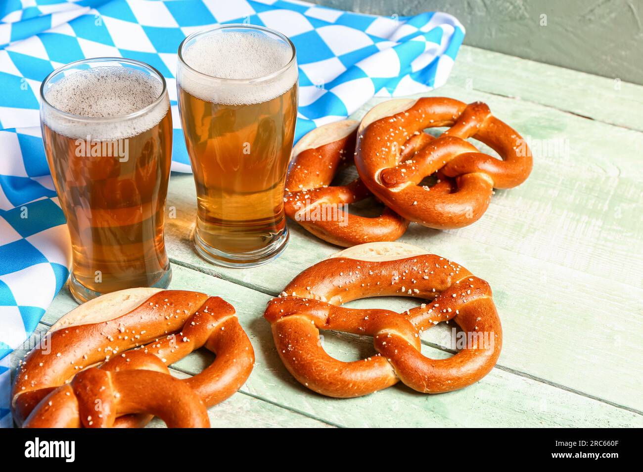 Drapeau de Bavière, mugs avec bière et bretzels sur table en bois vert  Photo Stock - Alamy