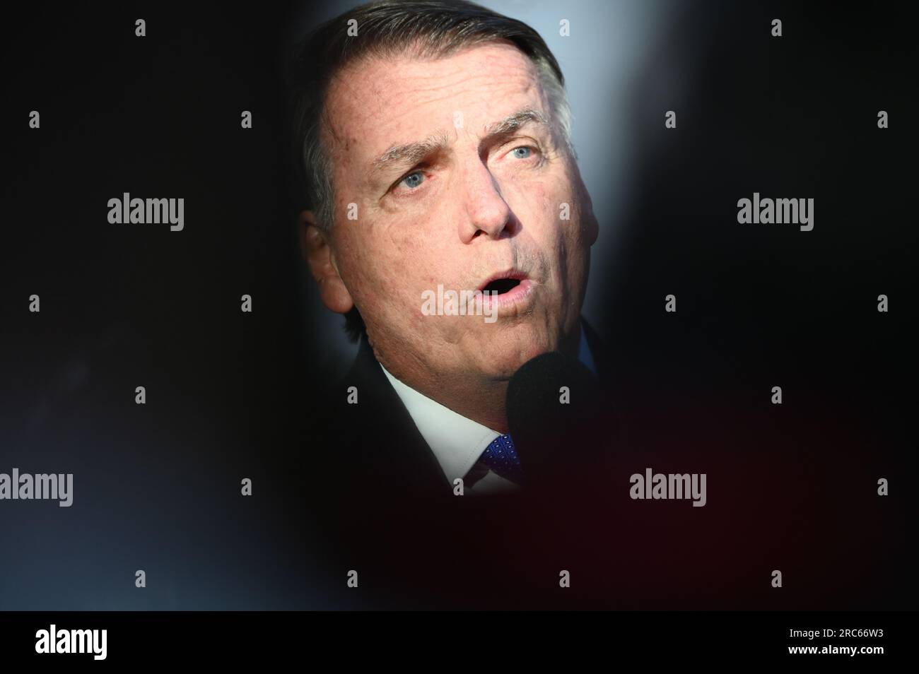 Brasília, DF - 12.07.2023 : JAIR BOLSONARO DEPOIMENTO Polícia FEDERAL - photo, ancien président Jair Bolsonaro après avoir témoigné devant le PF. Ce mercredi (12) l'ancien président Jair Bolsonaro témoigne à la police fédérale sur les conversations présumées avec le sénateur Marcos do Val. (Photo : ton Molina/Fotoarena) Banque D'Images