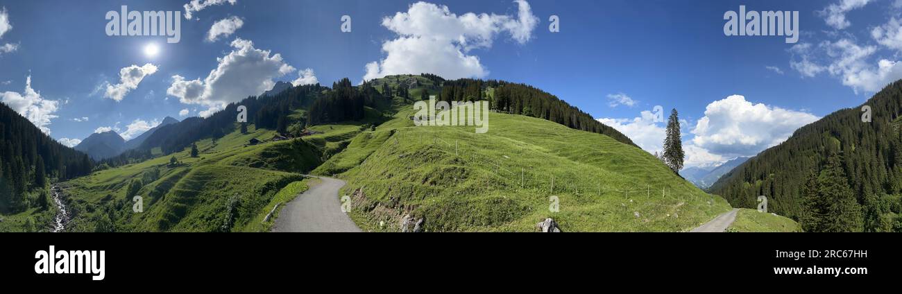 Vue panoramique sur la vallée idyllique du Rellstal (Montafon, Vorarlberg, Autriche). Banque D'Images