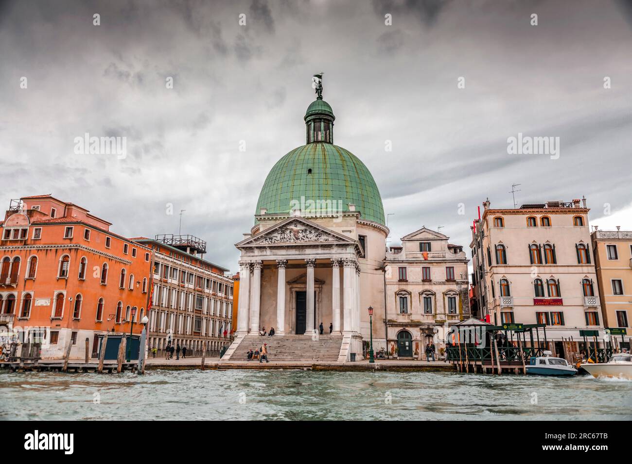 Venise, Italie - 2 avril 2022 : San Simeone Piccolo, également appelé San Simeone e Giuda est une église dans le sestiere de Santa Croce à Venise, Vénétie, Ital Banque D'Images