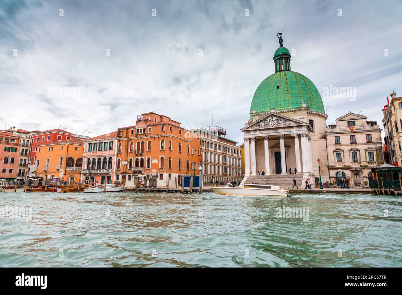 Venise, Italie - 2 avril 2022 : San Simeone Piccolo, également appelé San Simeone e Giuda est une église dans le sestiere de Santa Croce à Venise, Vénétie, Ital Banque D'Images