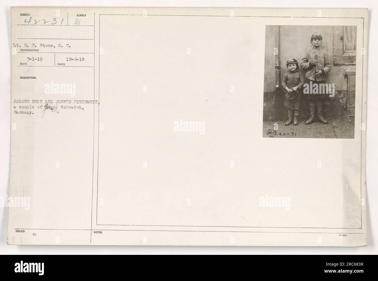 Le lieutenant G. F. Stone du corps des signaux est photographié sur un traîneau avec deux civils allemands, Johann Broy et Joseph Steinmetz, pendant la première Guerre mondiale La photographie a été prise le 4 décembre 1918 et porte le numéro 422311 dans la collection. Banque D'Images