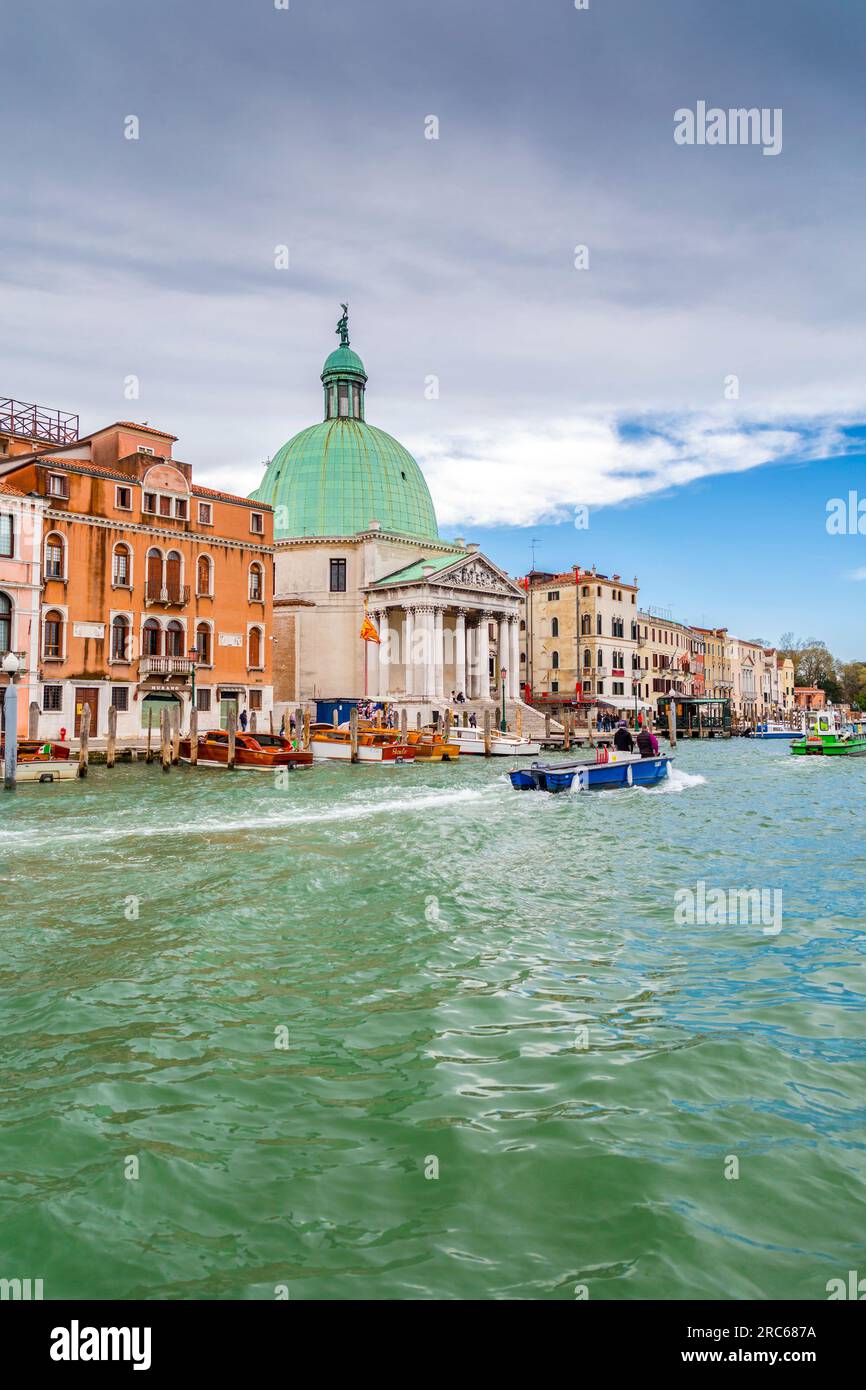 Venise, Italie - 2 avril 2022 : San Simeone Piccolo, également appelé San Simeone e Giuda est une église dans le sestiere de Santa Croce à Venise, Vénétie, Ital Banque D'Images