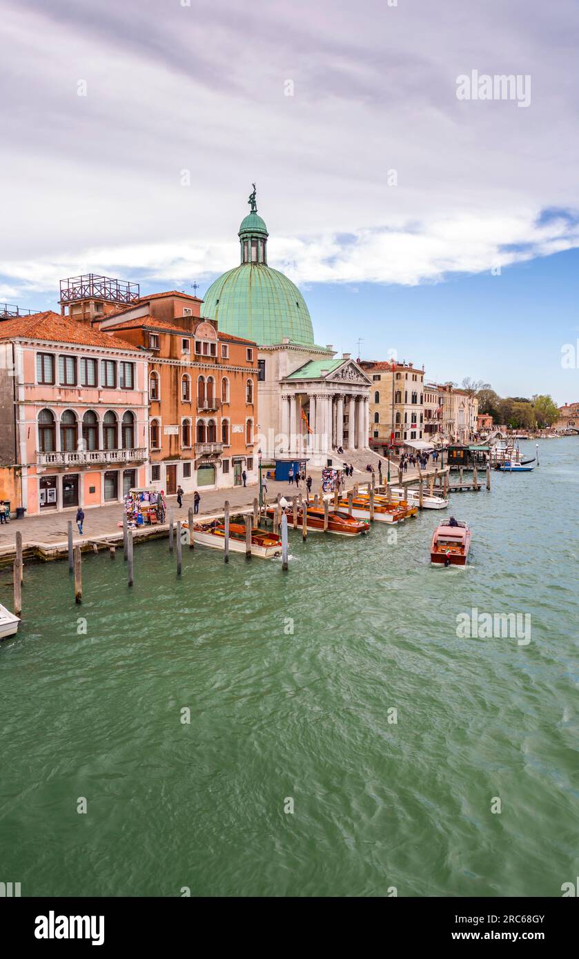 Venise, Italie - 2 avril 2022 : San Simeone Piccolo, également appelé San Simeone e Giuda est une église dans le sestiere de Santa Croce à Venise, Vénétie, Ital Banque D'Images