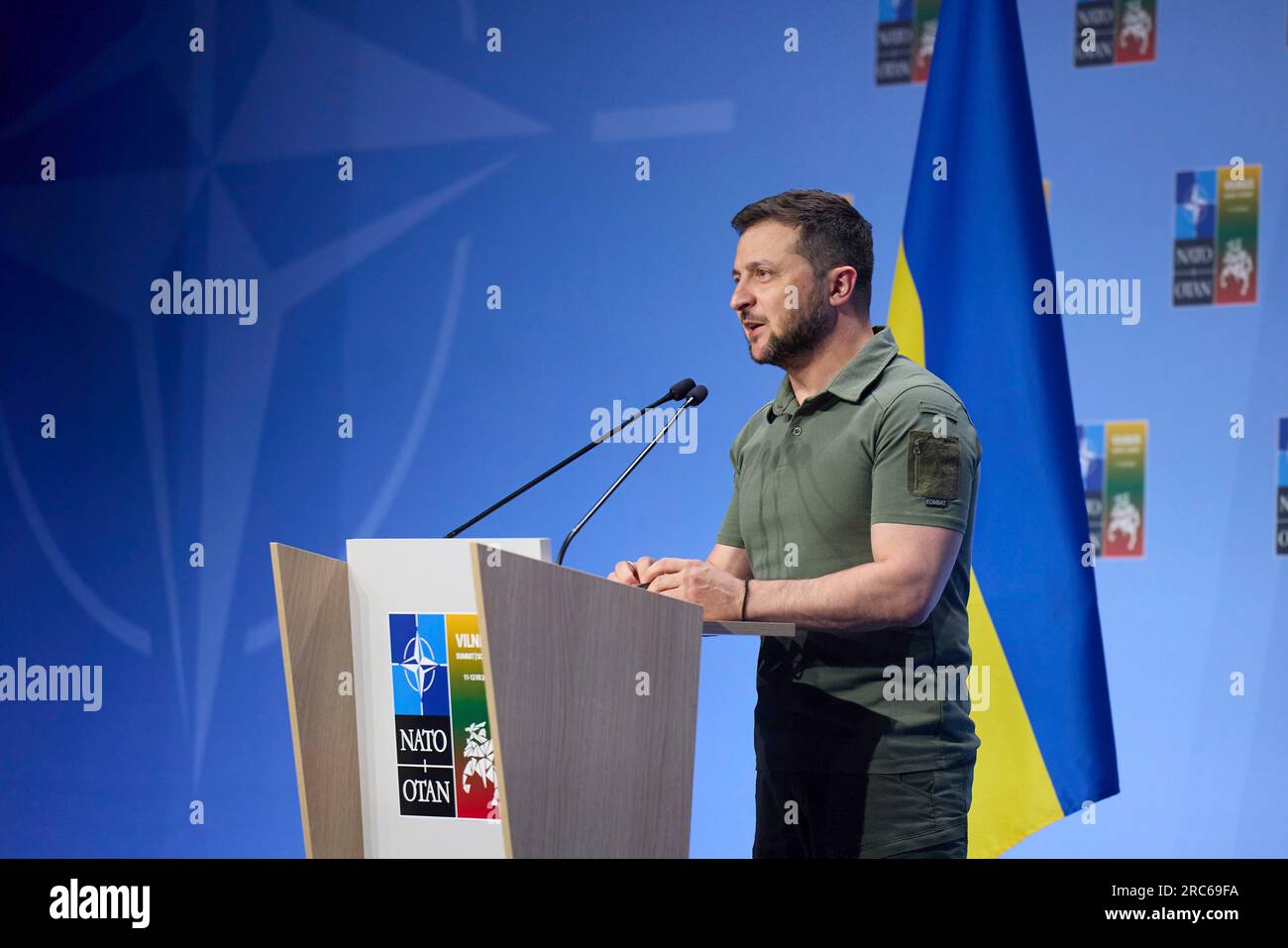 Vilnius, Lituanie. 12 juillet 2023. Le président ukrainien Volodymyr Zelenskyy répond à une question lors d’une conférence de presse conjointe avec le secrétaire général de l’OTAN, Jens Stoltenberg, le dernier jour du sommet de l’OTAN au Centre lituanien des expositions et des congrès, le 12 juillet 2023 à Vilnius, en Lituanie. Crédit : Présidence ukrainienne/Présidence ukrainienne/Alamy Live News Banque D'Images