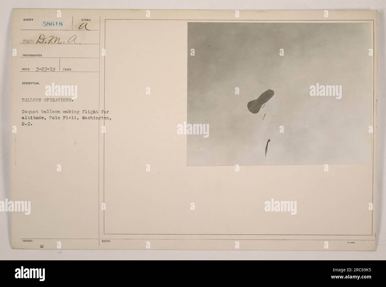 Ballon Caquot effectuant un vol à haute altitude au Polo Field à Washington, D.C. pendant la première Guerre mondiale. La photographie a été prise par un photographe nommé D.M.A, le 27 mars 1919. Cette image capture les opérations militaires en ballon pendant la guerre. Banque D'Images