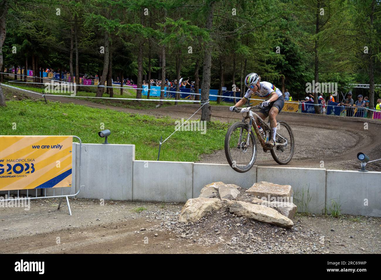 Pauline Ferrand Prevot saute sur les rochers après un virage rapide - UEC MTB Elite European Championships 2023 - Jeux européens - Cracovie/Kraków - Krynica-Zdrój Banque D'Images