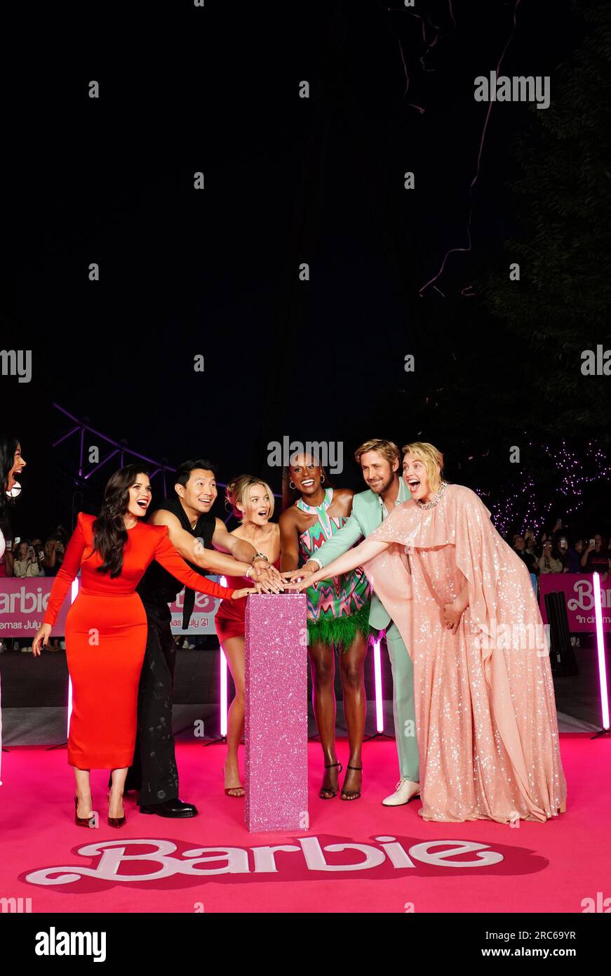 (De gauche à droite) America Ferrera, Simu Liu, Margot Robbie, Issa Rae ...