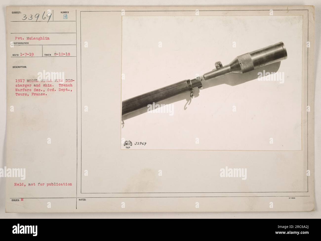 Le soldat McLaughlin démontrant l'utilisation du fusil modèle 1917 avec un déchargeur et un tibia lors d'un entraînement à la guerre de tranchées à Tours, France, Sumber B. cette photographie a été prise le 12 août 1918 et a été reçue par le photographe le 7 janvier 1919. Il est conservé dans les archives de l'Ord. Dept. Et n'est pas destiné à la publication. Banque D'Images