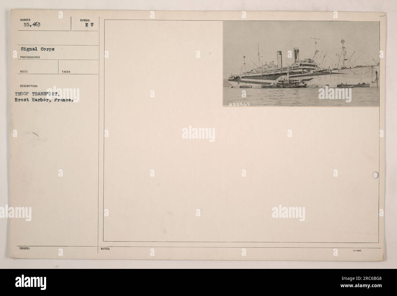 Navire de transport de troupes dans le port de Brest, France pendant la première Guerre mondiale Cette photographie a été prise par le 463 signal corps et porte l'identifiant 'NUMÉRO 55'. Il fait partie d'une série de photographies illustrant les activités militaires américaines. Le symbole 'eu' est présent sur l'image, avec la note '55469'. Banque D'Images