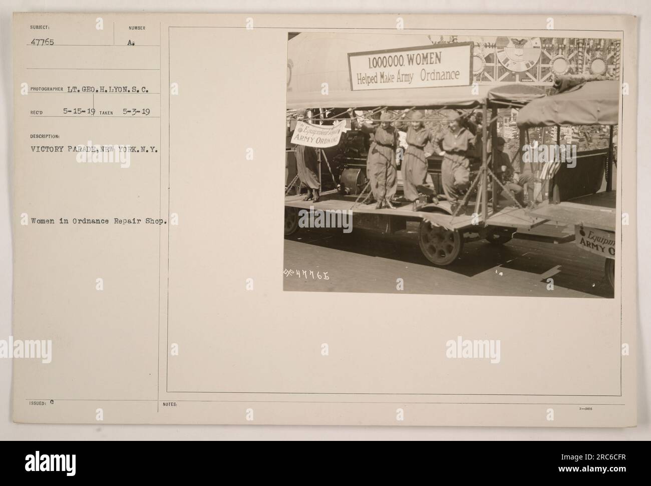 Des femmes dans un atelier de réparation de munitions pendant le défilé de la victoire à New York. Photographie prise le 3 mai 1919 par le Lieutenant Geo. H. Lyon. Cette image montre la contribution des femmes dans la fabrication de matériel de l'Ordnance de l'armée. Les références de légende incluent le code d'émission 5-15-19 et l'ordre militaire 47765. Banque D'Images