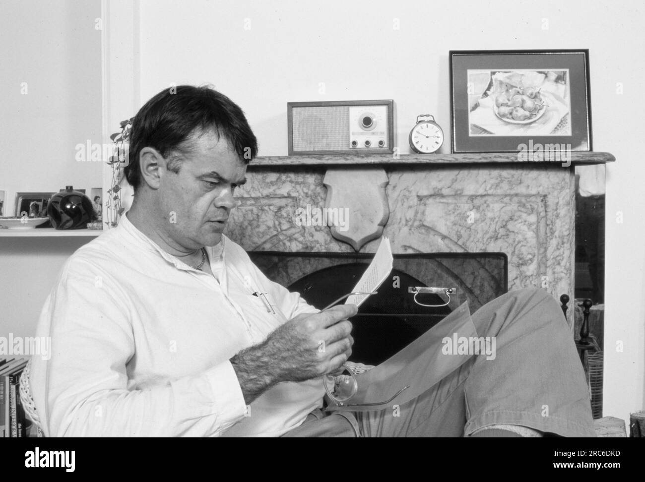 Garnison Keillor, 1987 ans. Gary Edward 'Garrison' Keillor (7 août 1942) est un auteur, chanteur, humoriste, acteur vocal et personnalité de la radio américaine. Il crée l'émission A Prairie Home Companion de la radio publique du Minnesota (appelée Garrison Keillor's radio Show dans une syndication internationale), qu'il anime de 1974 à 2016. Keillor a créé la ville fictive du Minnesota Lake Wobegon, le décor de plusieurs de ses livres, dont Lake Wobegon Days et Leaving Home : a Collection of Lake Wobegon Stories. Photographie de Bernard Gotfryd Banque D'Images