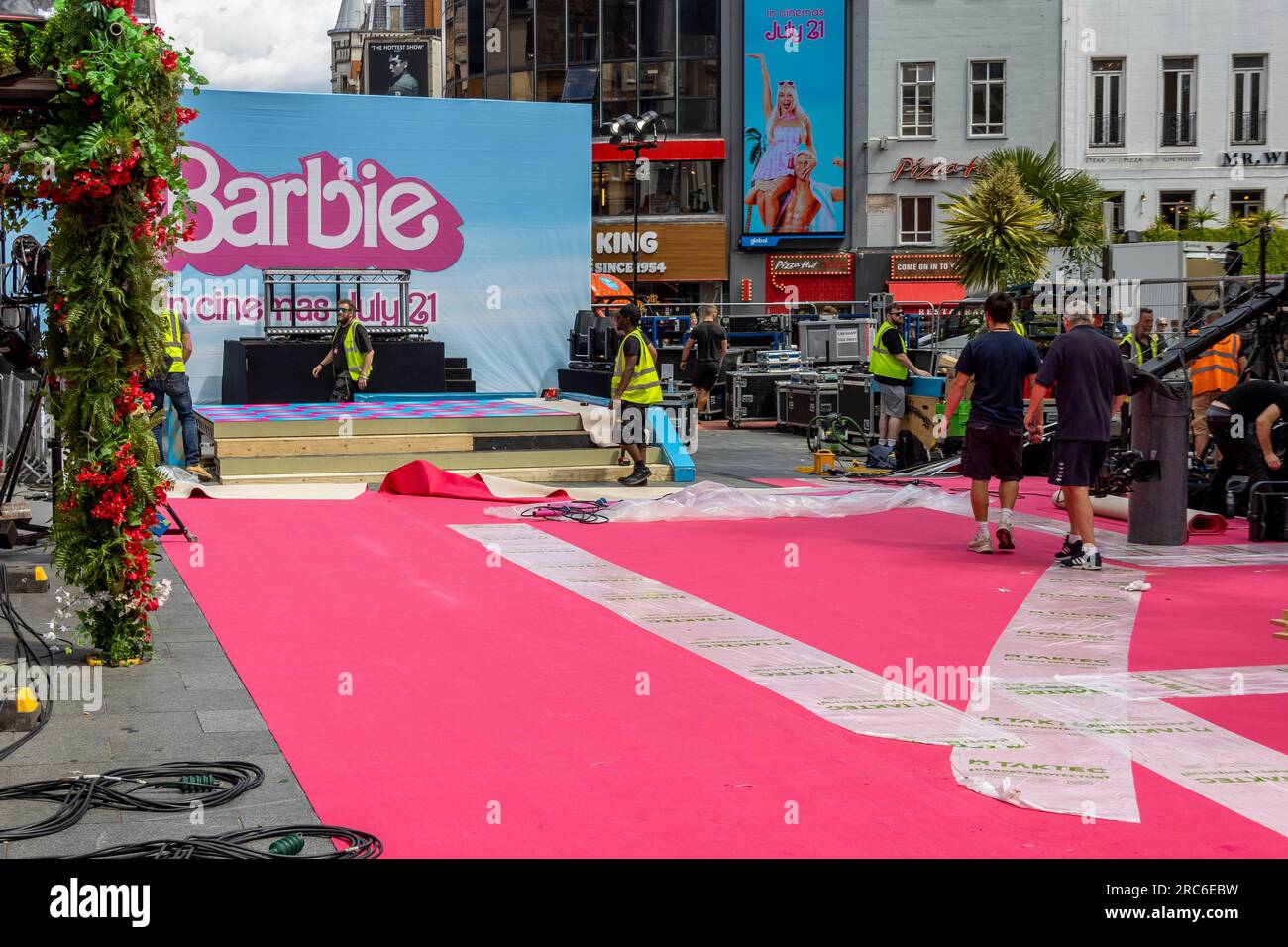 Londres, Royaume-Uni. 12 juillet 2023. Des centaines de passionnés et de personnalités célèbres se sont réunis sur le tapis rose à Leicester Square au cœur de Londres pour la première du très attendu film Barbie. Le film est prévu pour agrémenter les cinémas du pays à partir du 21 juillet. Crédit : Sinai Noor/Alamy Live News Banque D'Images