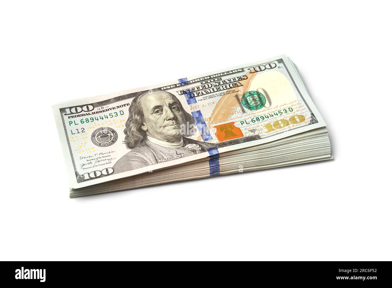 Pile de billets de 100 dollars isolés sur fond blanc, une centaine de billets de dollars. Banque D'Images