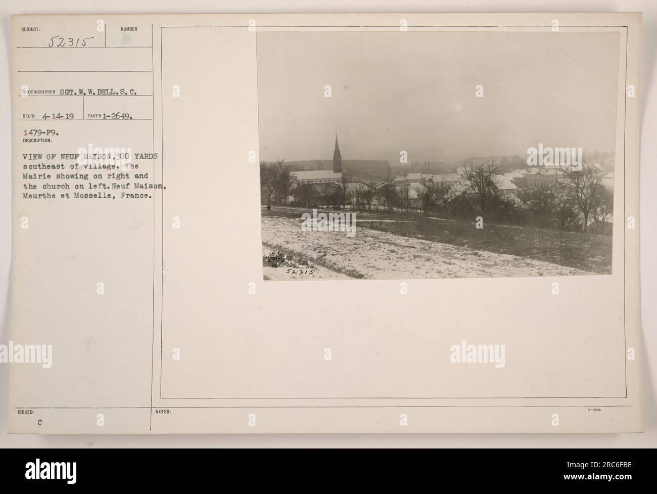 Neuf Maison est visible sur cette photographie, située à 300 mètres au sud-est du village. La mairie est visible sur la droite, et l'église sur la gauche. Prise le 26 janvier 1919 par le sergent W. W. Bell et S. C. Rico. Neuf Maison est situé à Meurthe et Mosselle, France. Légende : neuf Maison village, avec la mairie et l'église visibles, à Meurthe et Mosselle, France. Photographie prise le 26 janvier 1919 par le sergent W. W. Bell et S. C. Rico. Banque D'Images