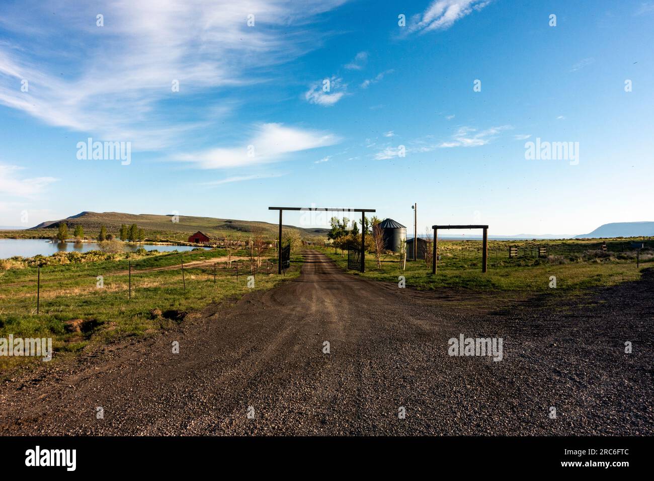 Le barrage privé de River 'End Ranch a détourné l'eau restante dans la rivière Chewaucan de l'Oregon de se jeter dans le lac Abert dans toutes les années sauf les plus humides. Banque D'Images