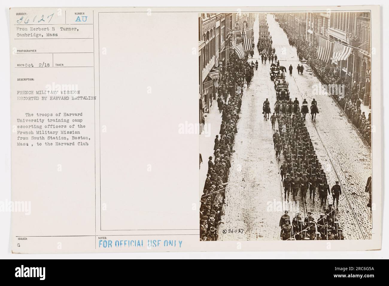 Les troupes du camp d'entraînement de l'Université Harvard escortent les officiers de la Mission militaire française de South Station, Boston, Mass, jusqu'au Harvard Club. Le photographe Herbert B Turner capture l'instant présent. Ceci est la photographie 36127 de la collection des activités militaires américaines pendant la guerre mondiale 1. Ne peut être utilisé qu'à des fins officielles. Banque D'Images