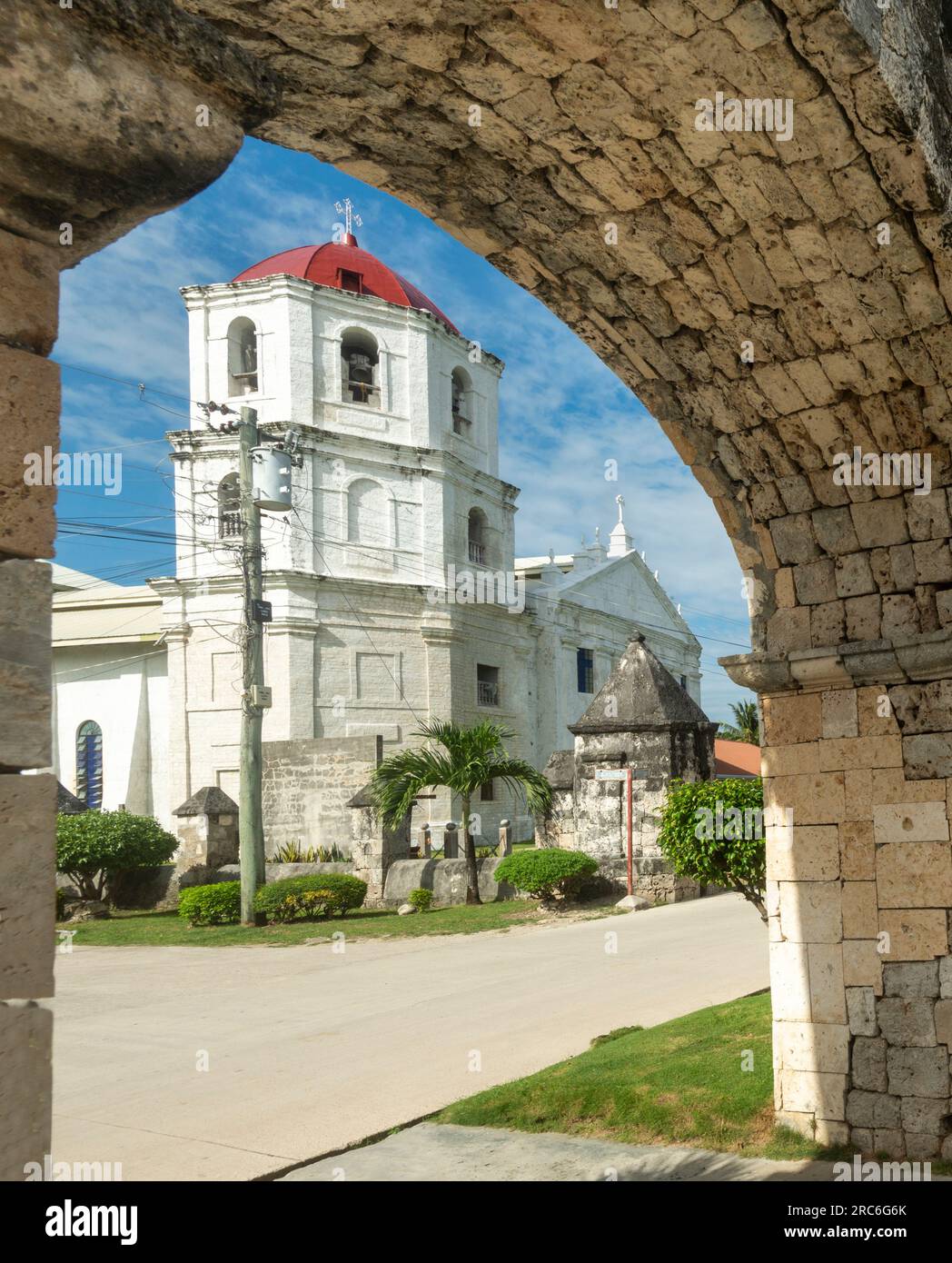 Reliques du colonialisme espagnol à Cebu, tous deux construits dans les années 1800 à partir de pierres de corail, les ruines pour abriter les troupes espagnoles, la jolie église encore active, un ma Banque D'Images