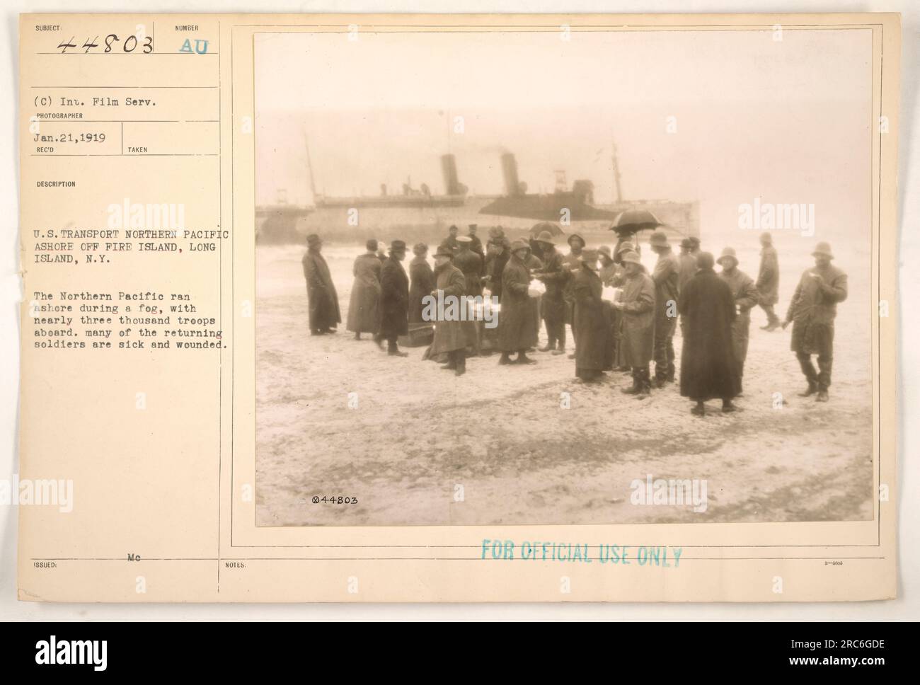 ÉTATS-UNIS Transport Northern Pacific s'est échoué au large de Fire Island, long Island, NY dans un brouillard dense le 21 janvier 1919. Le navire, transportant environ 3 000 soldats, y compris des soldats malades et blessés, a été photographié pendant l'incident. Cette image, numérotée 111-SC-44803, a été prise par Int Serv. Film Photographe et est classé comme « à usage officiel uniquement ». Banque D'Images