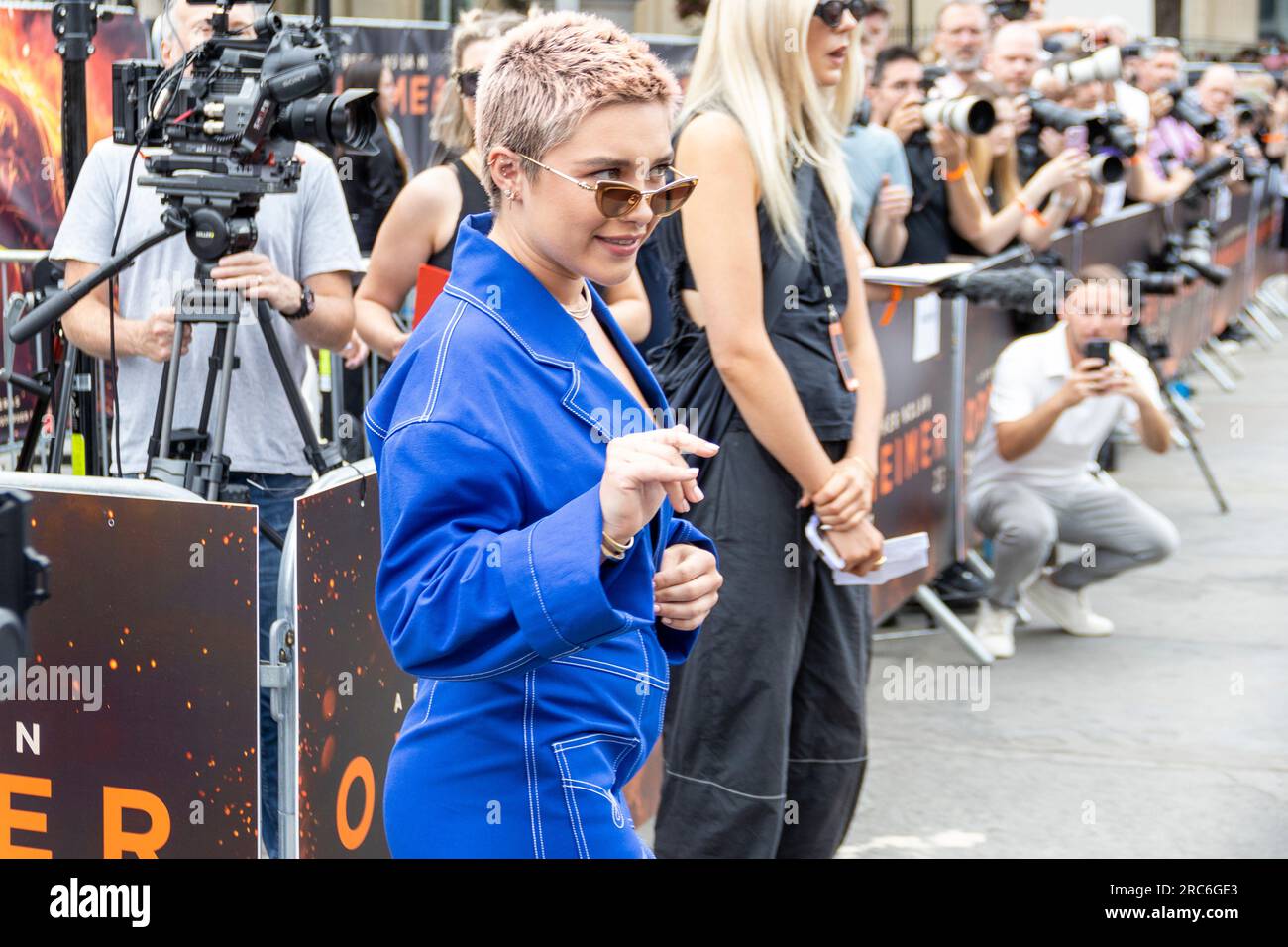 Londres, Royaume-Uni. 12 juillet 2023. Florence Pugh à la première Oppenheimer. La première d'Oppenheimer a lieu à Trafalgar Square, à Londres. Fans et acteurs se réunissent alors qu'ils anticipent avec impatience la sortie du film dans les salles le 21 juillet. Crédit : Sinai Noor/Alamy Live News Banque D'Images